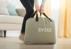 Intex Deluxe Pillow Rest Raised Luchtbed - Queensize - Ingebouwde Elektrische Pomp -Winkel Voor Kampeerartikelen 1320 1900 64136 inuse1 2017 300